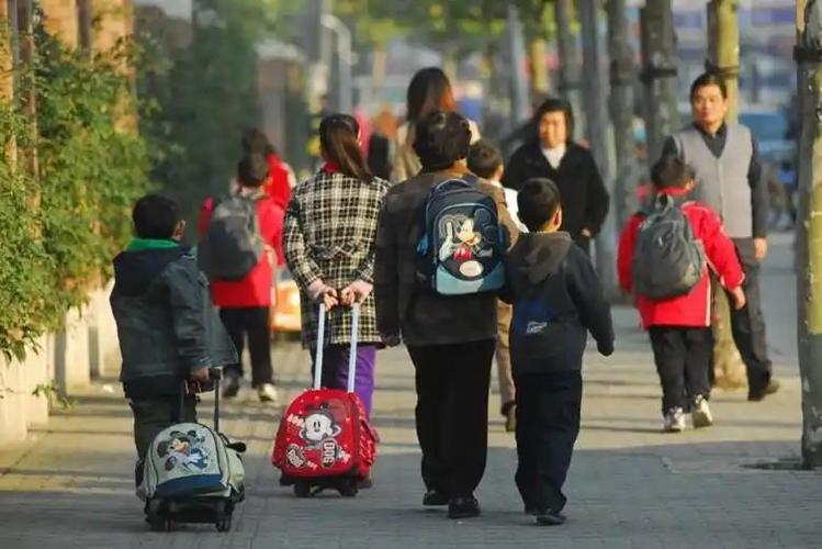暑假托管服务从校外转向校内 破局“看护难”，减轻中小学生校外负担